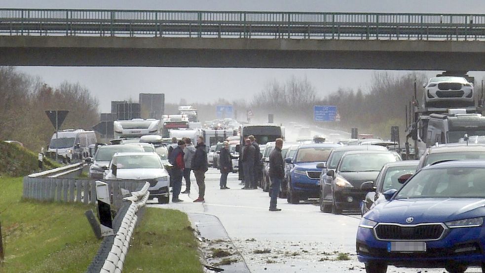 Aufgrund eines Hagelschauers mit Starkregen hat es auf der Autobahn 31 in Niedersachsen zeitgleich mehrere Unfälle gegeben. Foto: -/NWM-TV/dpa