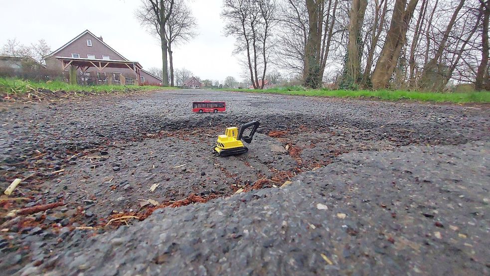 Noch sind – abgesehen von diesem Modellauto – keine Baufahrzeuge an die Straße Oll Hoff in Backemoor angerückt. Das soll sich bald ändern. Foto: Bunger
