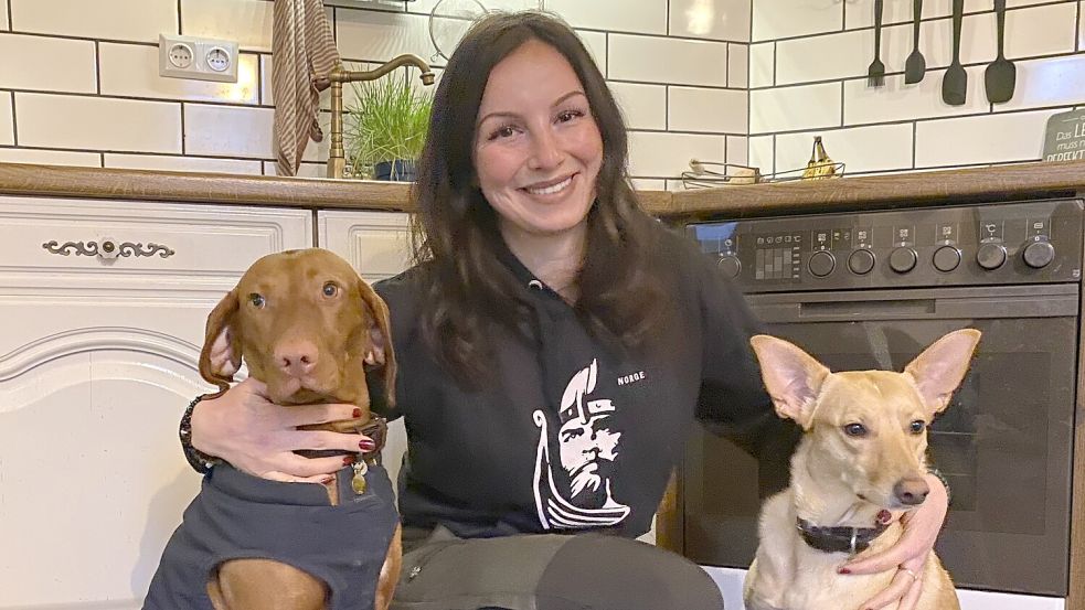 Svenja Meinen mit ihren Hündinnen Bea (links) und Vica. Die gebürtige Holtländerin hat die beiden aus dem Ungarischen Tierschutz. Foto: Löschen