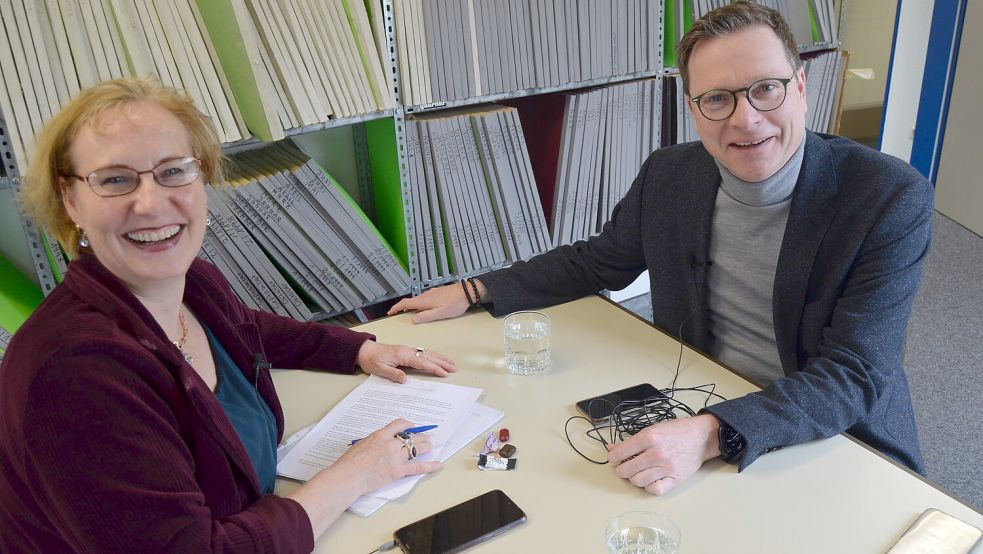 Über sein Dasein als Lokaljournalist in Nord und Süd plaudert ZGO-Chefredakteur Lars Reckermann mit GA-Redakteurin Astrid Fertig. Dabei berichtet der studierte Politologe vom rasanten Wandel in der Medienbranche, wie das Bauchgefühl des Lokalredakteurs von wissenschaftlichen Messmethoden abgelöst wurde - und wie er sich den Lokaljournalimus im Jahr 2034 vorstellt. Foto: Hellmers