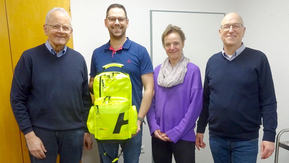 Die Bürgerstiftung Dorfgemeinschaft Harkebrügge überreichte Sebastian Selle die Basisausrüstung für seine Tätigkeit als ehrenamtlicher Ersthelfer (von links) Hans Eveslage, Sebastian Selle, Martina Teuber und Klaus Claassen. Foto: Passmann