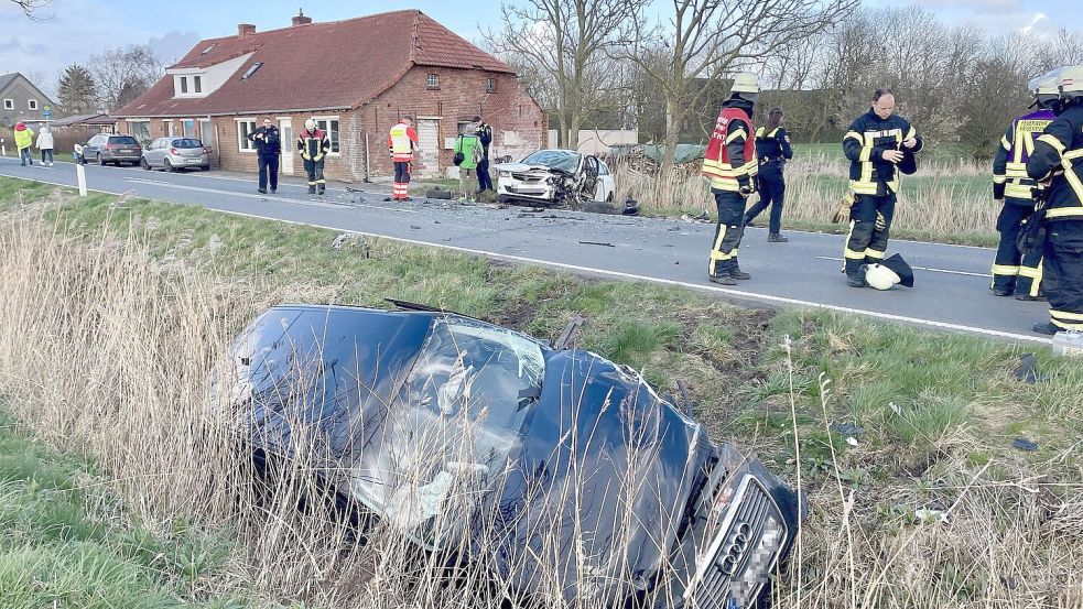 Die Autos waren frontal zusammengestoßen. Foto: Feuerwehr