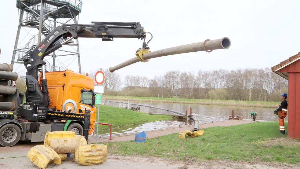 Die Rohrsysteme sind angeliefert worden. Die Entsandungsmaßnahmen beginnen. Foto: Passmann