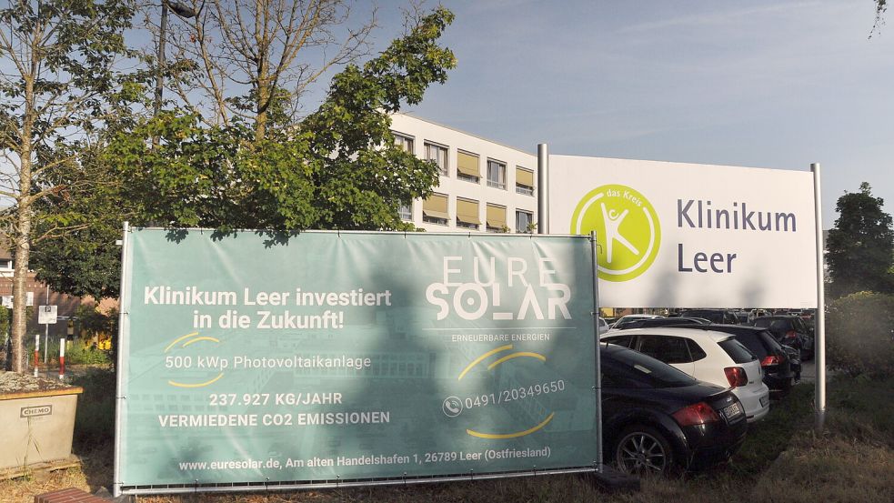 Auf einem Transparent wird auf den Bau der Photovoltaikanlage hingewiesen. Foto: Wolters