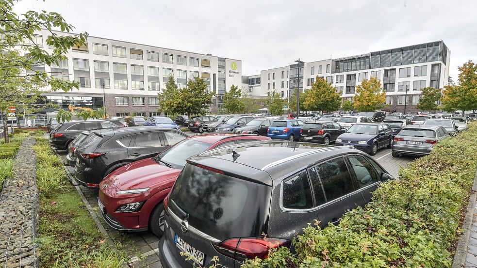 Die Frontansicht des Leeraner Klinikums wird sich in den nächsten Jahren deutlich verändern. Der Parkplatz wird überbaut. Foto: Ortgies
