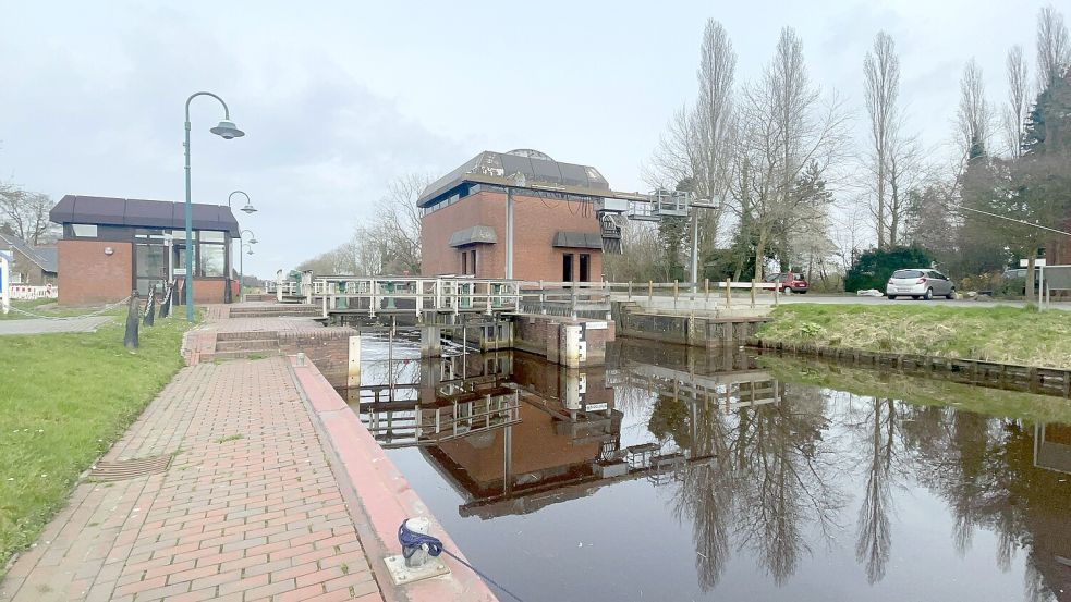 Direkt neben der Schleuse (links) in Rhauderfehn ist das in die Jahre gekommene Schöpfwerk. Foto: Hellmers