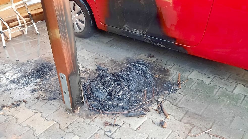 In dem Carport war ein Sack mit Holzscheiten in Brand geraten. Foto: IUK-Gruppe/Feuerwehr Westoverledingen