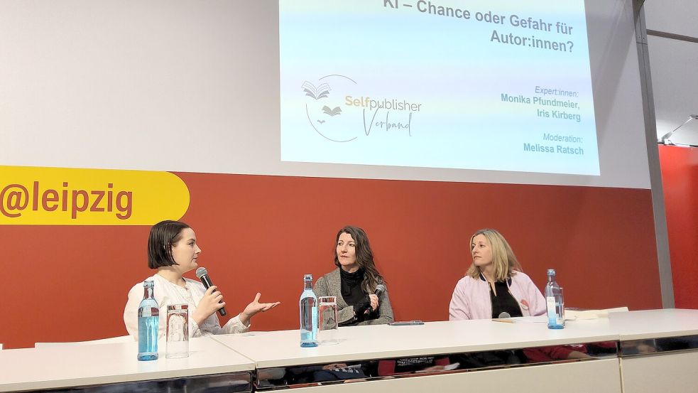 Besucher, ob nun selbst schreibend oder lesend, können sich viele informative Diskussionen und Lesungen anschauen. Foto: Lüppen
