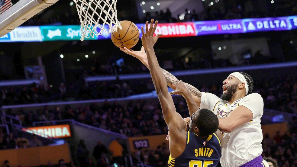 Lakers-Forward-Center Anthony Davis (r) punktet - insgesamt sorgte er für 36 Zähler. Foto: Etienne Laurent/AP/dpa