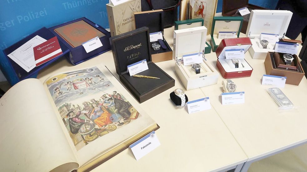 Mit angeblich wertvollen nachgemachten historischen Büchern zocken Betrüger vor allem ältere Menschen zu Hause ab. Foto: dpa/Bodo Schackow