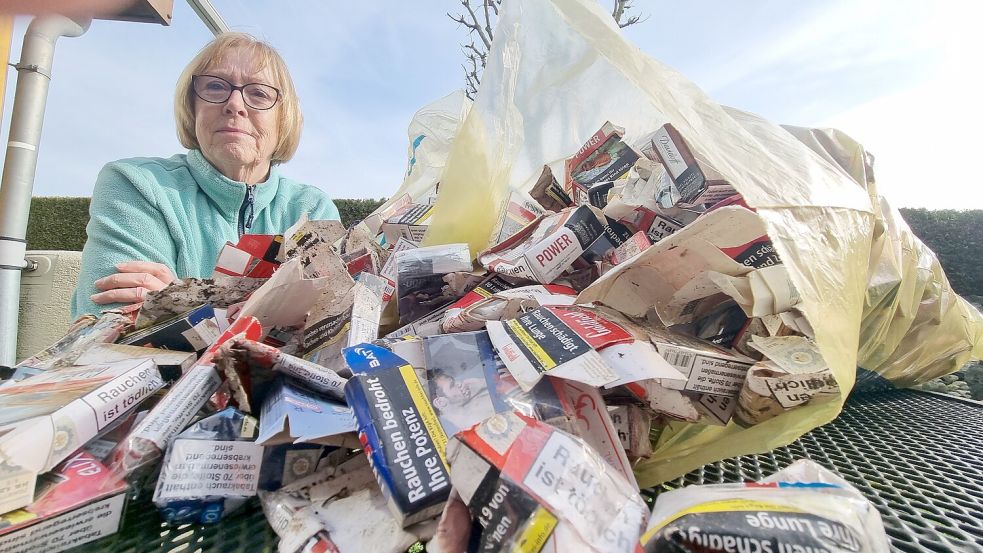 Zwei große Säcke hat Helga Erdwiens mit eingesammelten Zigarettenschachteln gefüllt. Foto: Bothe