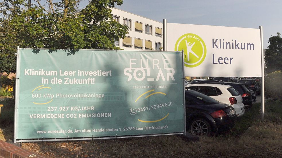 Auf einem Transparent wird auf den Bau der Photovoltaikanlage hingewiesen. Foto: Wolters/Archiv