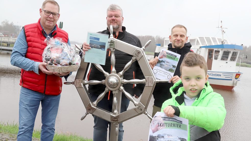 Erstmals wird an Bord „Skat“ gedroschen, organisiert (von links) Jan Lange, Michael Niemeyer und Jens Lindstädt. Auch der kleine Hubert Niemeyer freut sich. Foto: Passmann