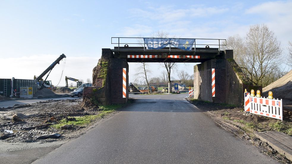 Noch steht sie, die alte Eisenbahnüberführung über die Hilkenborger Straße. An diesem Montag sollen die Stahlüberbauten der alten Brücke herausgehoben werden. Dann wir der Rest abgebrochen. Anschließend wird mit dem Neubau der Eisenbahnüberführung begonnen. Foto: Ammermann