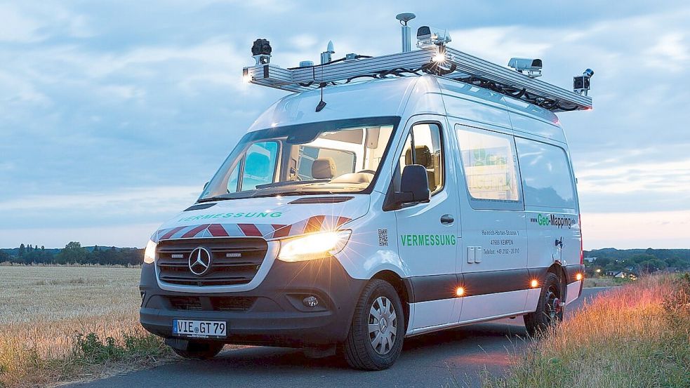 Dieses speziell mit Kameras, Scannern und Positionierungssensoren ausgerüstete Fahrzeug wird in Westoverledingen die Straßen abfahren. Dabei werden die Fahrbahnen und angrenzenden Bereiche erfasst. Foto: Axel Jusseit