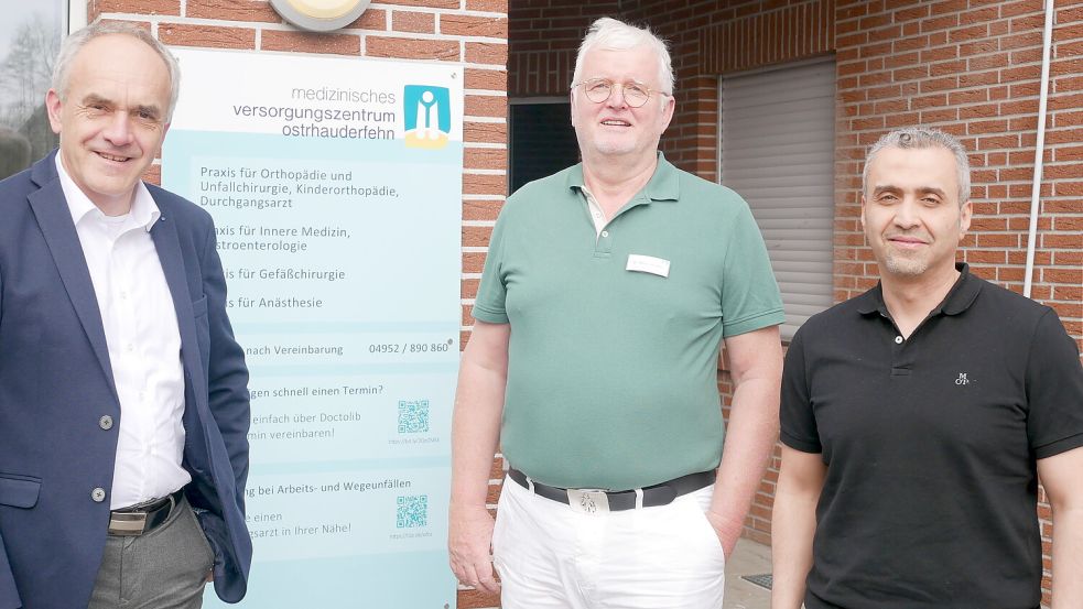 Geschäftsführer Bernd Wessels (von links) vom St. Marienstift Friesoythe und die Mediziner Dr. Martin B. Winther und Ahmed Nagla vor dem MVZ in Ostrhauderfehn, das 2024 erweitert wird. Foto: Kruse