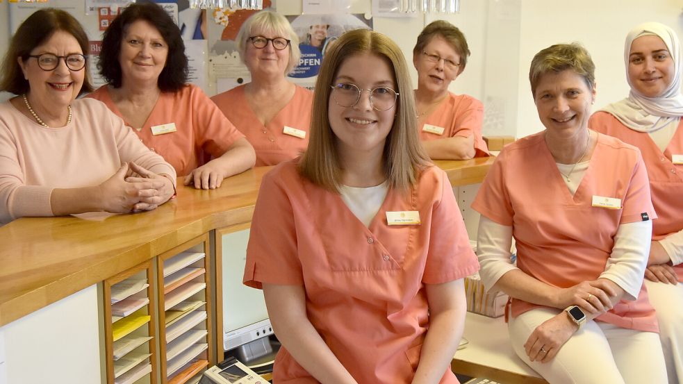 Freuen sich über das Jubiläum (hinten, von links): Dr. Inge Beuckelmann, Irina Elert, Gaby Thomßen und Marianne Blockhuis sowie (vorne, von links) Amke Hanneken, Danja Spieker und Hajar Osman. Es fehlt Imke Janssen. Foto: Prins