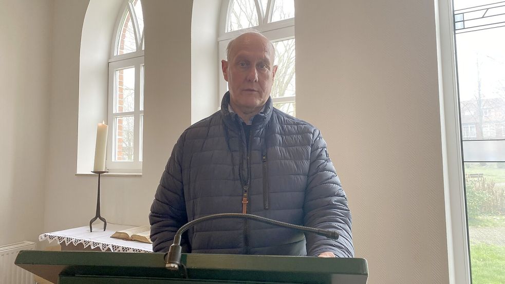 Pastor Hartmut Kutsche spricht bei einer Beerdigung in der Friedhofskapelle Rhauderfehn meist vor vielen Menschen. Manchmal aber auch nicht. Foto: Löschen