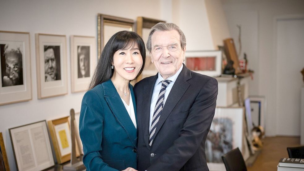 Wer zur Geburtstagsparty des Altkanzlers Gerhard Schröder kommt, weiß nur seine Frau Soyeon Schröder-Kim (l). Foto: Michael Kappeler/dpa