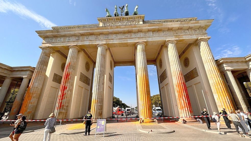 Mitglieder der Letzten Generation haben das Brandenburger Tor in Berlin mit Farbe besprüht. Foto: Paul Zinken/dpa