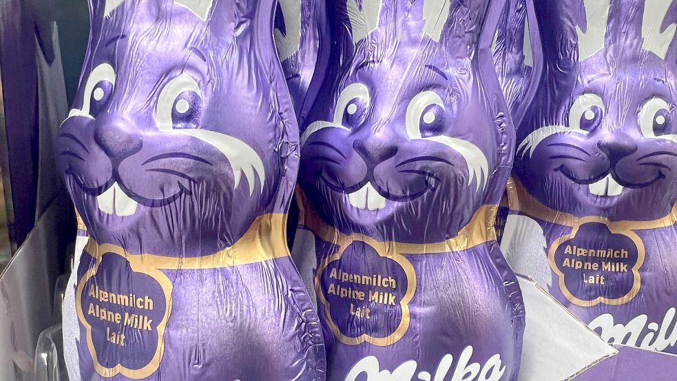 Pro-ukrainische Aktivisten fordern, dass Edeka und Rewe Milka-Schokolade aus ihrem Sortiment nehmen. Foto: IMAGO/mix1