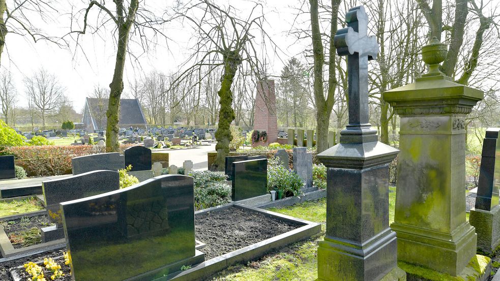 Der alte Teil des Friedhofes steht auf einer uralten Warft. Dort können frei werdende Grabstellen noch vergeben werden. Foto: Ortgies