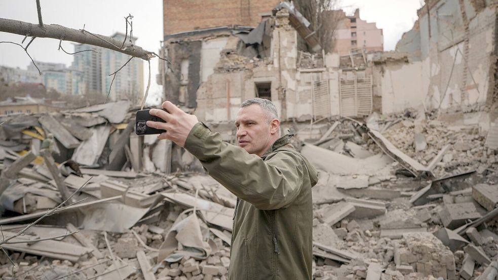 Kiew wurde mit Raketen angegriffen, die laut Bürgermeister Vitali Klitschko sieben Menschen im zentralen Stadtbezirk Petschersk verletzten. Foto: Vadim Ghirda/AP/dpa