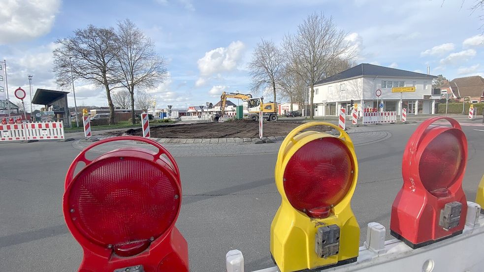Die Fahrzeuge werden halbseitig um die Insel im Kreisverkehr Ostrhauderfehn herumgeführt. Foto: Löschen