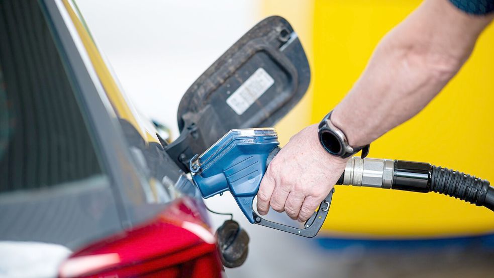 Die Benzinpreise sind vor Ostern erneut gestiegen (Symbolbild). Foto: Daniel Reinhardt/dpa
