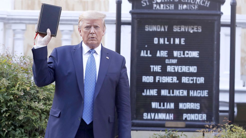 Im Jahr 2020 hatte Trump mit einer Bibel vor einer zuvor bei Anti-Rassismus-Protesten beschädigten anglikanischen Kirche posiert – und umgehend heftige Kritik geerntet. Foto: IMAGO/UPI Photo