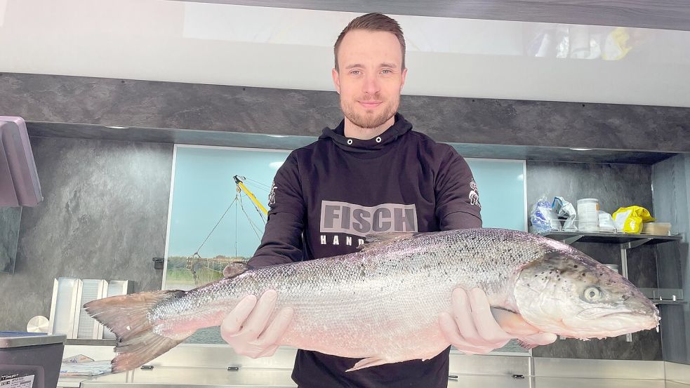 Der Lachs, den Daniel Schmidt auf dem Auricher Wochenmarkt in die Kamera hält, landet sicher an Karfreitag auf einem Auricher Teller. Fotos: Boschbach