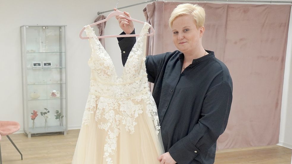 In ihrem neuen Geschäft bietet Patricia Dobelmann aus Rhauderfehn nicht nur Braut-, sondern auch Abendmode an. Fotos: Roispich