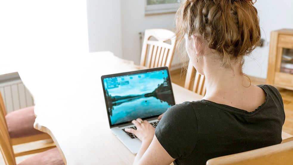 Wer auf Dauer viel im Homeoffice arbeitet, sollte statt Laptop auf PC und großen Bildschirm wechseln. Foto: Pixabay