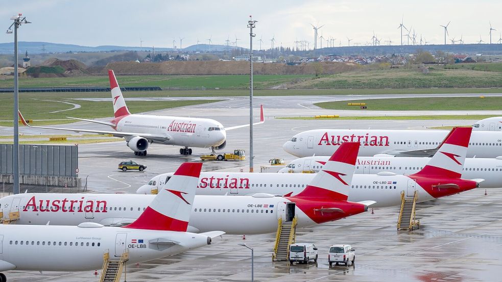Flugzeuge der Austrian Airlines (AUA) am Flughafen Wien-Schwechat. Foto: Georg Hochmuth/APA/dpa