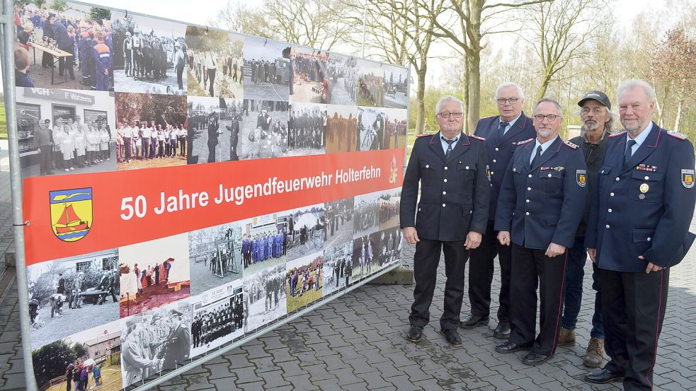 Zur Jubiläumsfeier anlässlich des 50-jährigen Bestehens hatte die Feuerwehr Holterfehn auch einige Gründungsmitglieder der Jugendfeuerwehr eingeladen. Das Foto zeigt (von links) Ewald Feldkamp, Dieter Ackermann, Alfred Kramer und Alwin Möhlmann. Siegfried Spanjer (rechts) wurde zum Ehrengemeindjugendfeuerwehrwart ernannt. Fotos: Weers