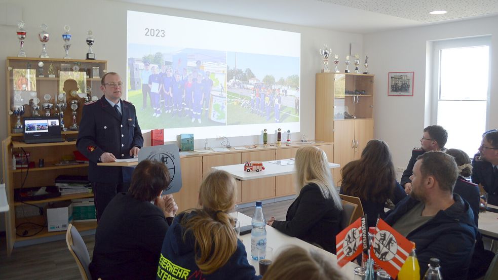 Holterfehns Jugendfeuerwehrwart Markus Ahrenholz hielt einen Zeitreise-Vortrag zum 50-jährigen Jubiläum der Jugendfeuerwehr.