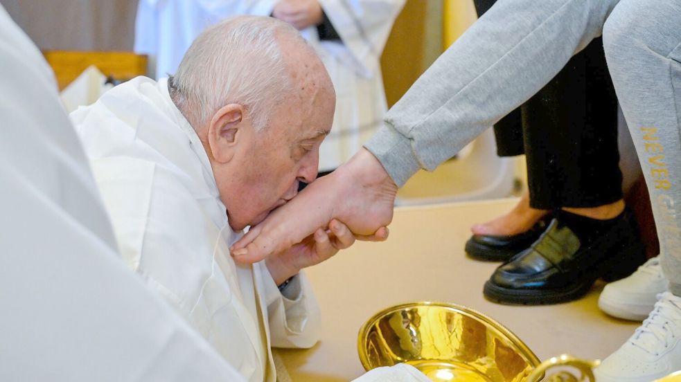 Papst Franziskus küsst den Fuß von einer weiblichen Insassin des Rebibbia-Gefängnisses. Foto: Vatican Media/AP/dpa