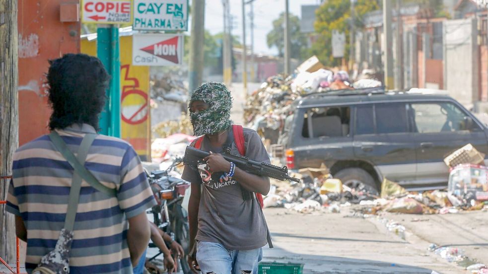 Bewaffnete Mitglieder der Bande G9 and Family an ihrer Straßensperre im Viertel Delmas 6 in Port-au-Prince. Foto: Odelyn Joseph/AP/dpa