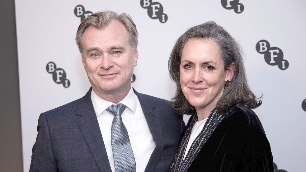 Christopher Nolan und Emma Thomas erhalten den Ritterschlag. Foto: Vianney Le Caer/Invision/dpa