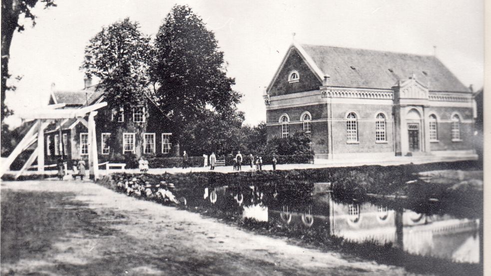 Ein Bild, das vor 1885 gemacht worden sein muss, denn die 1848 erbaute lutherische Kirche zu Westrhauderfehn hat noch nicht ihren prägnanten Turm. Links das 1834 errichtete Pfarrhaus. Fotos: GA-Archiv