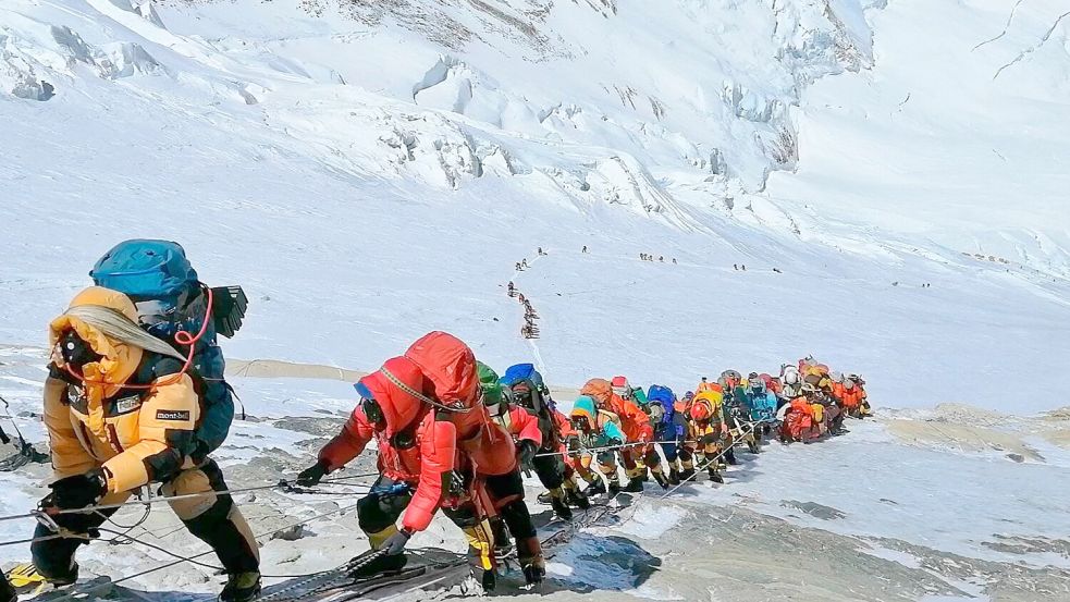 Wer den Mount Everest in Nepal besteigt, ist dort schon lange nicht mehr allein unterwegs. Foto: Rizza Alee/AP/dpa
