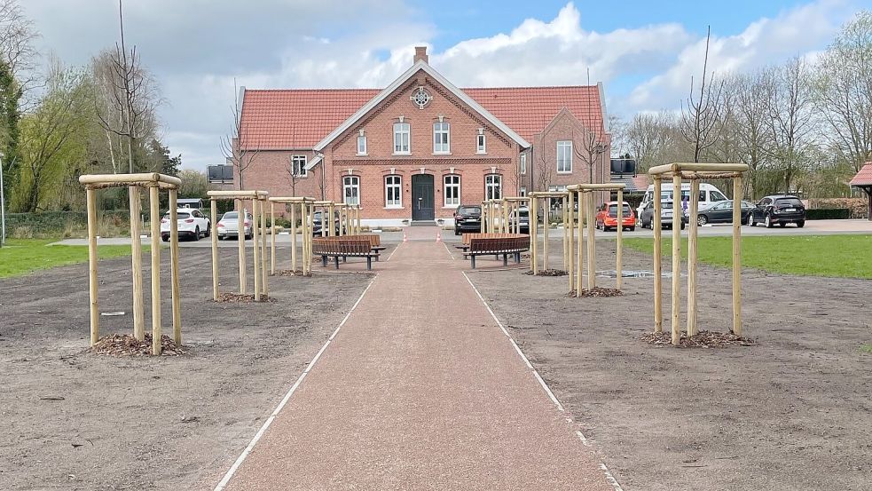 Die neue Parkanlage in Ihrhove am Janßenkamp/ Ecke Schubertstraße ist freigegeben worden. Foto: Kirsten Beening