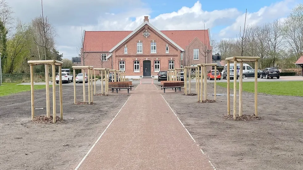 Die neue Parkanlage in Ihrhove am Janßenkamp/ Ecke Schubertstraße ist freigegeben worden. Foto: Kirsten Beening