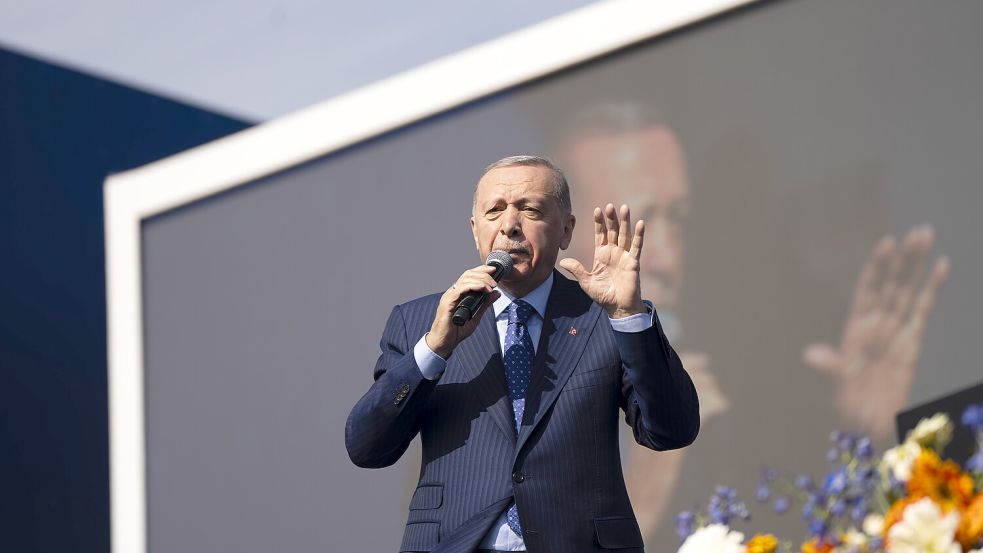 Der türkische Präsident und Vorsitzende der AKP, Recep Tayyip Erdoğan, hält eine Rede vor den landesweiten Kommunalwahlen. Die Wahl in Istanbul ist für Erdogan besonders wichtig. “ Foto: dpa/Francisco Seco