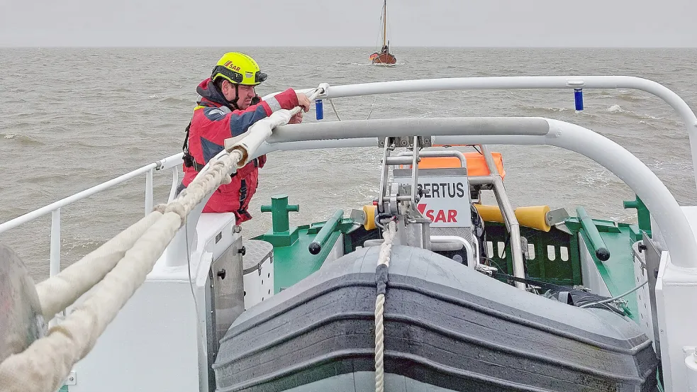 Der Seenotrettungskreuzer Eugen der Station Norderney nahm das havarierte Plattbodenschiff in Schlepp. Foto: Die Seenotretter – DGzRS