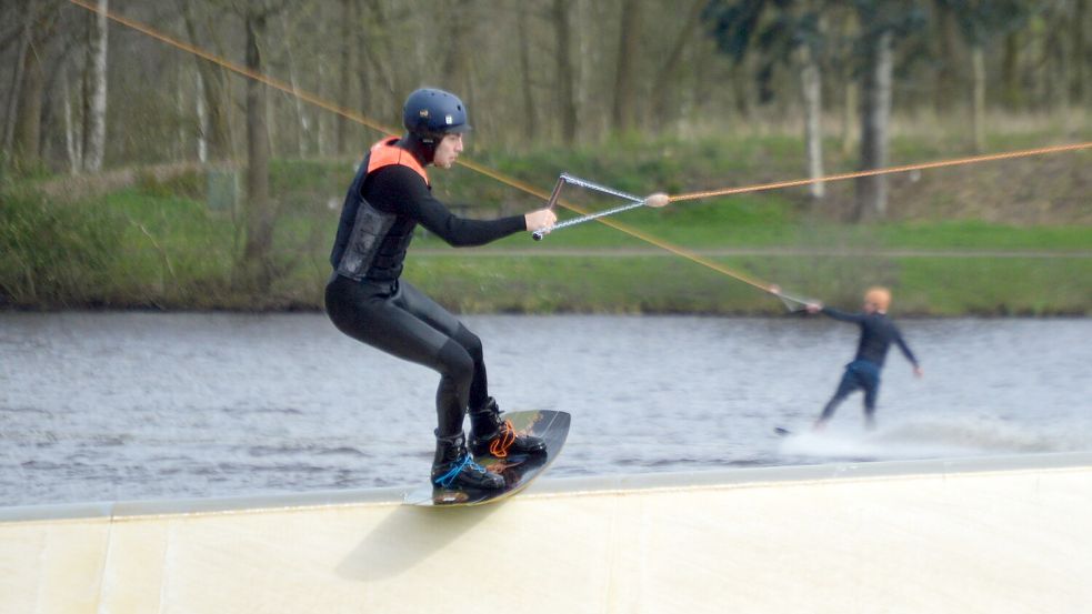 Einige Wassersportler wagten sich am ersten Tag gleich auf die Bretter. Foto: Weers