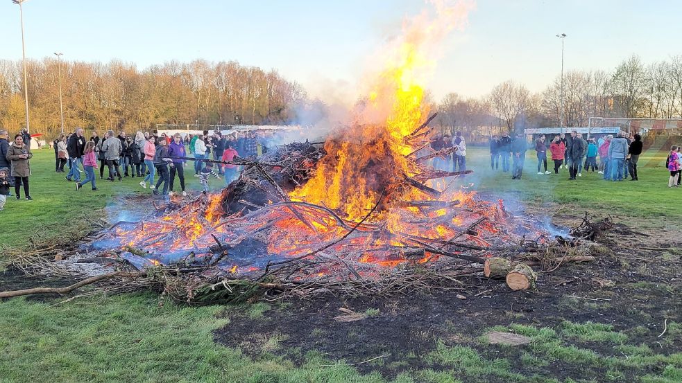 Der SC 04 Leer lädt auch in diesem Jahr wieder zum Osterfeuer ein. Foto: Wolters/Archiv