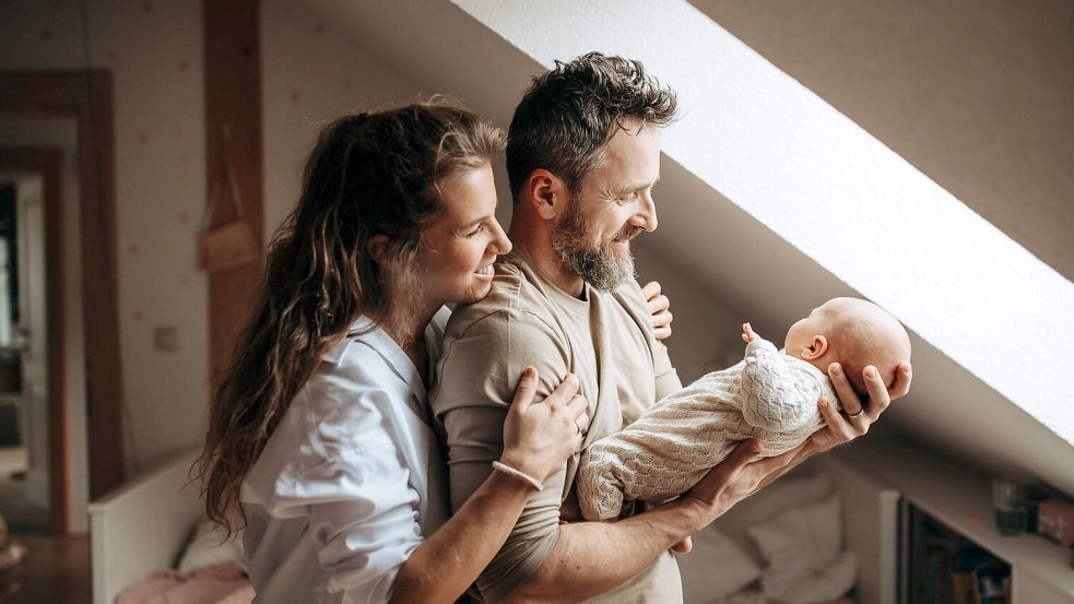 Eine sogenannte Familienstartzeit will die Ampel einführen - das hat sie in ihrem Koalitionsvertrag festgehalten. Doch auch zwei Jahre später ist das Vorhaben noch nicht umgesetzt. Foto: IMAGO/HalfPoint Images
