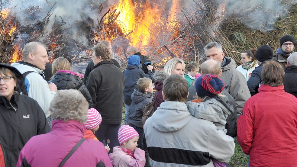 Jung und Alt treffen sich bei den traditionellen Osterfeuern. Foto: Archiv