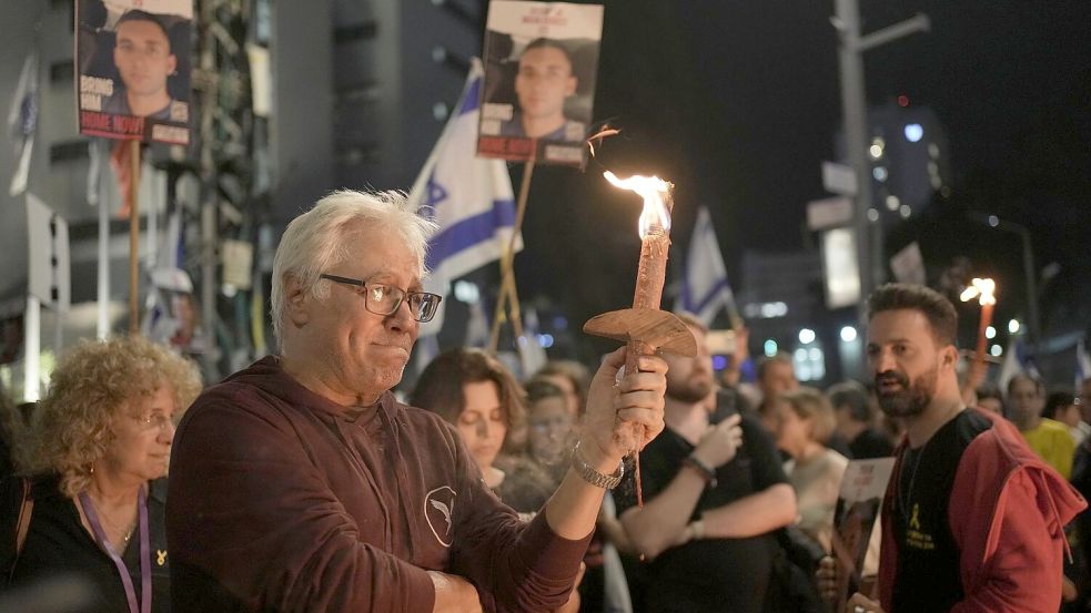 Menschen bei einer Kundgebung in Tel Aviv. Foto: Maya Alleruzzo/AP/dpa